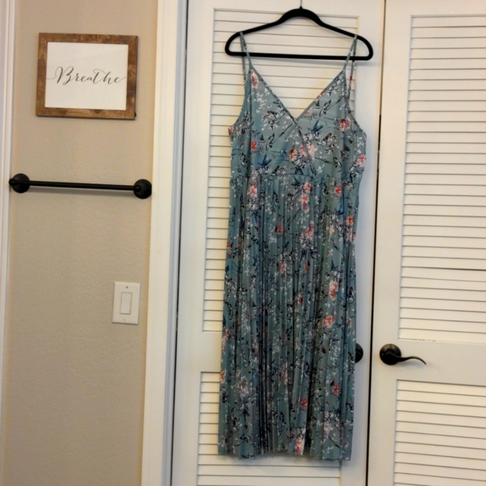 Floral print pleated dress